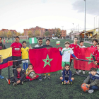 Jugadores de diferentes nacionalidades posan con las banderas y las equipaciones de sus países en los campos del Don Bosco.-MIGUEL ÁNGEL SANTOS