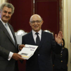El ministro de Hacienda, Cristóbal Montoro, entrega los presupuestos al presidente del Congreso, Jesús Posada.-Foto:   JUAN MANUEL PRATS