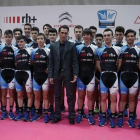 Alberto Contador con sus chicos, en Madrid.-EFE / JUAN CARLOS HIDALGO