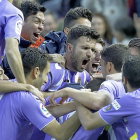 Los jugadores del Valladolid, con Gianniotas en el centro, celebran eufóricos la victoria en Los Pajaritos.-L. TEJEDOR