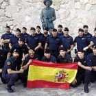 Agentes de la Guardia Civil, junto a la estatua de Franco en Melilla.-