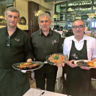 Javier Chillón, Germán Hernández y José Alberto Sánchez, con tres platos de la carta de Casa Paca.-ARGICOMUNICACIÓN