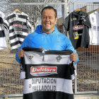Manu Serrano posa con una selección de las camisetas del Club de Rugby ElSalvador que ha vestido a lo largo de 30 años como ‘chamizo’.-J. M. LOSTAU
