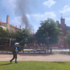 Los bomberos intervienen para sofocar el fuego de la calle Sajambre. | E. M.
