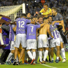 Los jugadores del Real Valladolid celebran el gol de Mata que significó el definitivo empate anoche en Zorrilla.-ROBERTO FERNÁNDEZ