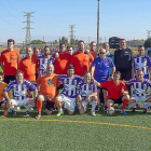 Los veteranos del Real Valladolid junto a los jugadores de El Puentre y organizadores del partido.-PABLO REQUEJO
