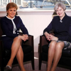 La primera ministra británica, Theresa May (derecha), junto a la ministra principal de Escocia Nicola Sturgeon durante su reunión en Glasgow.-RUSSELL CHEYNE