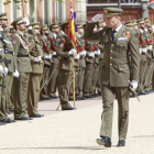 Saludo del coronel director de la Academia de Caballería durante el acto de inauguración.-J.M. Lostau