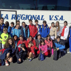 Varios jóvenes integrantes del club vallisoletano posan antes de partir hacia una competición.-El Mundo
