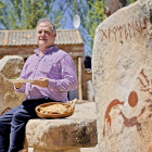 Manuel de Pablos en la entrada de la Venta de Tiermes, en el yacimiento arqueológico termesino.-