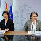 La portavoz del Gobierno, Isabel Celaá, junto a la ministra de Trabajo, Magdalena Valerio, a la derecha.-XAUME OLLEROS