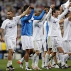 Los jugadores del Madrid celebran la clasificación para la final de la Liga de Campeones en el estadio Santiago Bernabéu.-JOSE LUIS ROCA