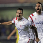 Vitolo celebra un gol ante el Villarreal junto con el sevillista Iborra.-EFE / MANUEL BRUQUE