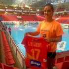 Amaia González de Garibay posa ayer en Huerta del Rey con una camiseta de la selección española.-G. VELASCO