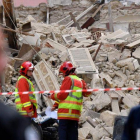 Bomberos y policías trabajan en el lugar en el que se han derrumbado dos edificios en Marsella, este lunes.-GERARD JULIEN (AFP)