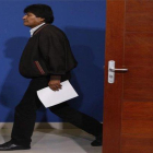 Evo Morales saliendo después de anunciar su renuncia a la presidencia de Bolivia.-AP