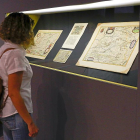 Una joven contempla algunos de los mapas expuestos en el Archivo municipal.-J. M. LOSTAU