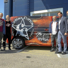 Responsables de Peugeot, los integrantes de Celtas Cortos y Óscar Puente junto al coche oficial de la gira.-PHOTOGENIC