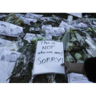 Marroquís colocan flores y mensajes de solidaridad frente a las embajadas de Noruega y Dinamarca en Rabat tras el asesinato de dos turistas escandinavas.-MOSA AB ELSHAMY