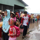 Habitantes de Tra Vinh, en el sur de Vietnam son evacuados el 25 de diciembre de 2017 debido al paso del tifón Tembin por el país. Unas 650.000 personas han sido evacuadas en Vietnam después de que la misma tormenta causara 240 muertos en Filipinas.-EFE