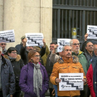 Concentración celebrada ayer a las puertas de la Audiencia Provincial de Valladolid.-ICAL