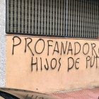 Pintadas franquistas en la sede del PSOE en Getafe (Madrid).-