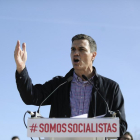 El exlíder del PSOE, y aspirante de nuevo a la secretaría general, Pedro Sánchez, en Dos Hermanas (Sevilla).-AFP / CRISTINA QUICLER