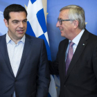 El presidente de la Comisión Europea, Jean-Claude Juncker (dcha), recibe al primer ministro griego, Alexis Tsipras, antes de unirse éste a una reunión sobre Grecia en Bruselas (Bélgica) hoy, miércoles 24 de junio de 2015.-Foto: EFE