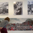 Una mujer observa fotografías de la exposición CCOO-ICAL