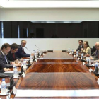 Rajoy (tercero por la izquierda) con el resto de miembros de la Comisión de Asuntos Económicos, este lunes en la Moncloa.-Foto: EFE / CHEMA MOYA