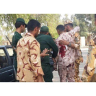 Un soldado herido durante un tiroteo en un desfile militar en Irán.-EL PERIÓDICO