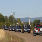 Un convoy con una decena de vehículos de la Policía Nacional sale de Astorga con un amplio equipo de efectivos hacia Castrillo de los Polvazares-ICAL