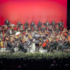 Ernesto Monsalve dirige a la Filarmónica, ayer, en el teatro Zorrilla durante el concierto de Año Nuevo.-MIGUEL ÁNGEL SANTOS/PHOTOGENIC