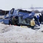 El autobús accidentado en Rusia.-RUSSIAN EMERGENCY SITUATIONS MINISTRY