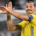 El delantero Zlatan Ibrahimovic en una acción con Suecia durante la pasada Eurocopa.-PETER POWELL / EFE