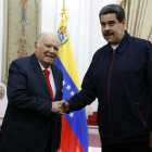 Nicolás Maduro con Enrique Iglesias, el asesor de la Unión Europea.-