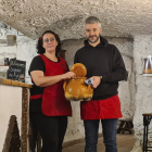 Susana García y Rubén Renedo, en el interior de la bodega, con un puchero de sopas de ajo.- LA POSADA