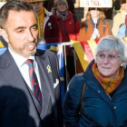 Clara Ponsatí, junto a su abogado, Aamer Anwar, en el momento de entregarse a la policía escocesa. / NEIL HANNA / AFP-AFP / NEIL HANNA