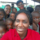 Ebele Okoye, con varios niños de la ONG Sociedad de Cooperación Educativa de la Junta de Mujeres.-EL MUNDO