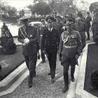 El general Alfredo Kindelán, a la izquierda de la fotografía despidiendo a  militares nazis en Barcelona, al final de la Guerra Civil, estuvo enamorado de la duquesa de Valencia.-E.M.