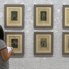 Una periodista observa una serie de grabados de Goya expuestos en el Museo de la Pasión.-ICAL