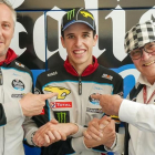 Àlex Márquez, entre Michael Bartholemy, director del equipo, a la izquierda, y Marc Van der Straten, dueño de la escuderia.-ESTRELLA GALICIA