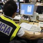 Un agente rastrea internet en busca de delincuentes que trafican con material pedófilo.-EFE / KOTE RODRIGO