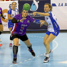 Teresa distribuye el juego durante el choque contra Mavi.-J.M. LOSTAU