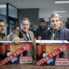 Policarpo Sánchez y Hermann Tertsch entregan las firmas en la Delegación del Gobierno.-ICAL
