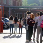 Alumnos de la ESOy Bachillerato a las puertas de un instituto de Valladolid.-ICAL