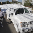 Un vecino observa su coche cubierto de espuma en San José (California).-AP / PATRICK TEHAN