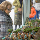 Una mujer contempla las figuras de los belenes.-MIGUEL ÁNGEL SANTOS / PHOTOGENIC