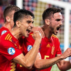 Fabián Ruiz celebra con sus comoañeros el tercer gol de la selección española.-EFE / ALFIO GUARISE