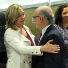 La consejera de Economía y Hacienda, Pilar del Olmo, saluda al ministro de Hacienda, Cristóbal Montoro, al comienzo de la reunión del Consejo de Política Fiscal y Financiera.-ICAL